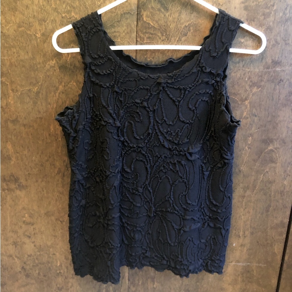 Textured stretchy black tank